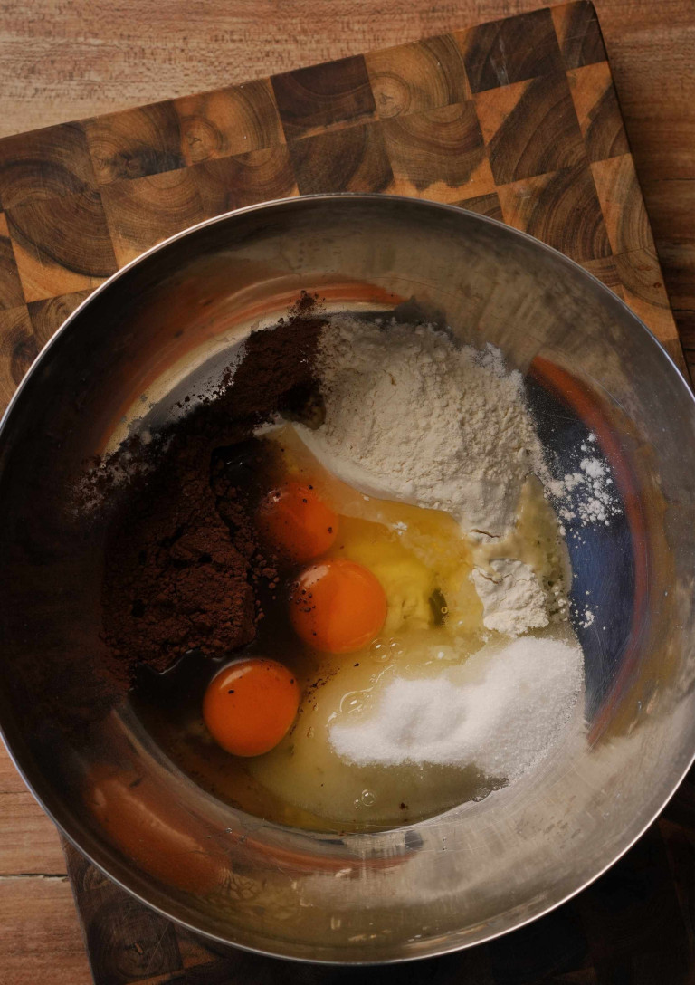 nobilis backt: Zutaten für einen Kuchenteig in einer Schüssel Backzutaten wie Eier, Mehl, Kakao und Zucker in einer Schüssel – nobilis backt