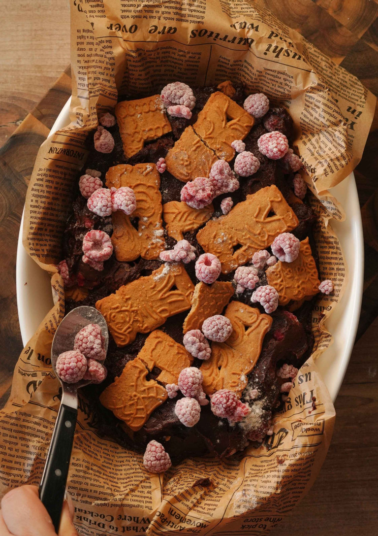 Nobilis backt – Spekulatius-Dessert mit gefrorenen Himbeeren in der Auflaufform Nobilis backt: Dessert mit Spekulatius und gefrorenen Himbeeren in einer Auflaufform