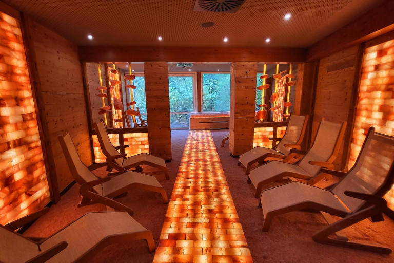 Ruheraum mit Salzsteinen in der Ith Sole Therme