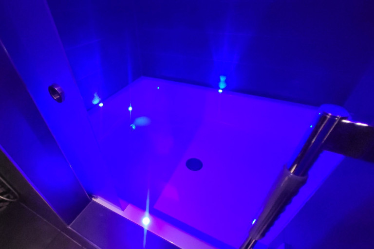 Float-Tank mit blauer LED-Beleuchtung in einem Spa oder Wellnesscenter