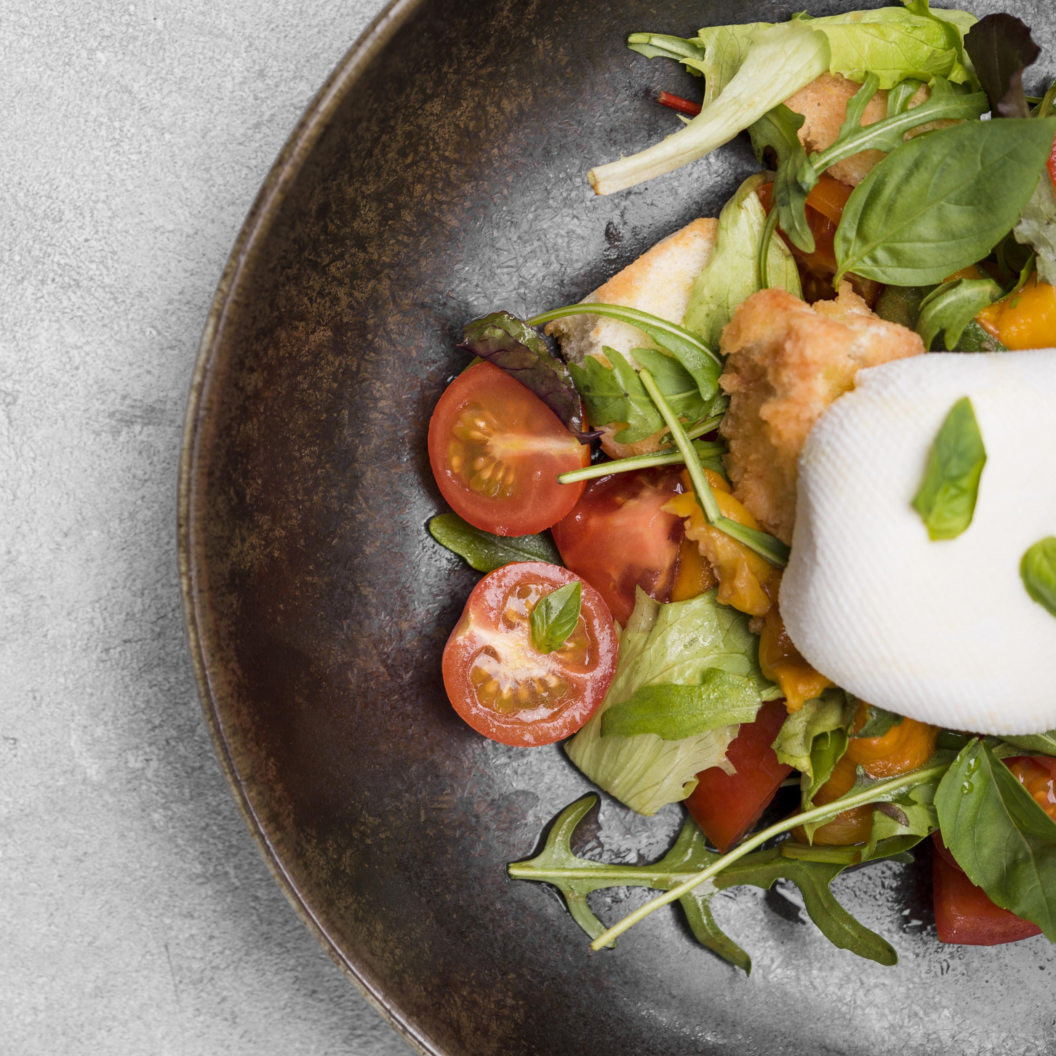 Leckere und gesunde Salat extreme Nahaufnahme mit frischen Tomaten, Blattsalat und Mozzarella