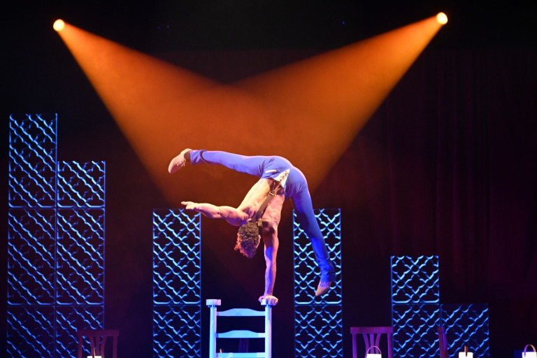 Artist bei einer akrobatischen Darbietung auf Stühlen beim Weihnachtszauber-Event
