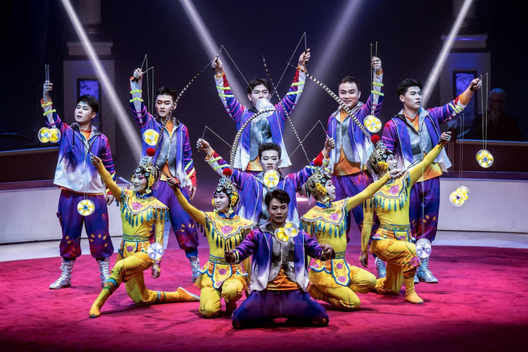 Artisten in farbenfrohen Kostümen bei einer spektakulären Zirkus-Show beim Weihnachtszauber