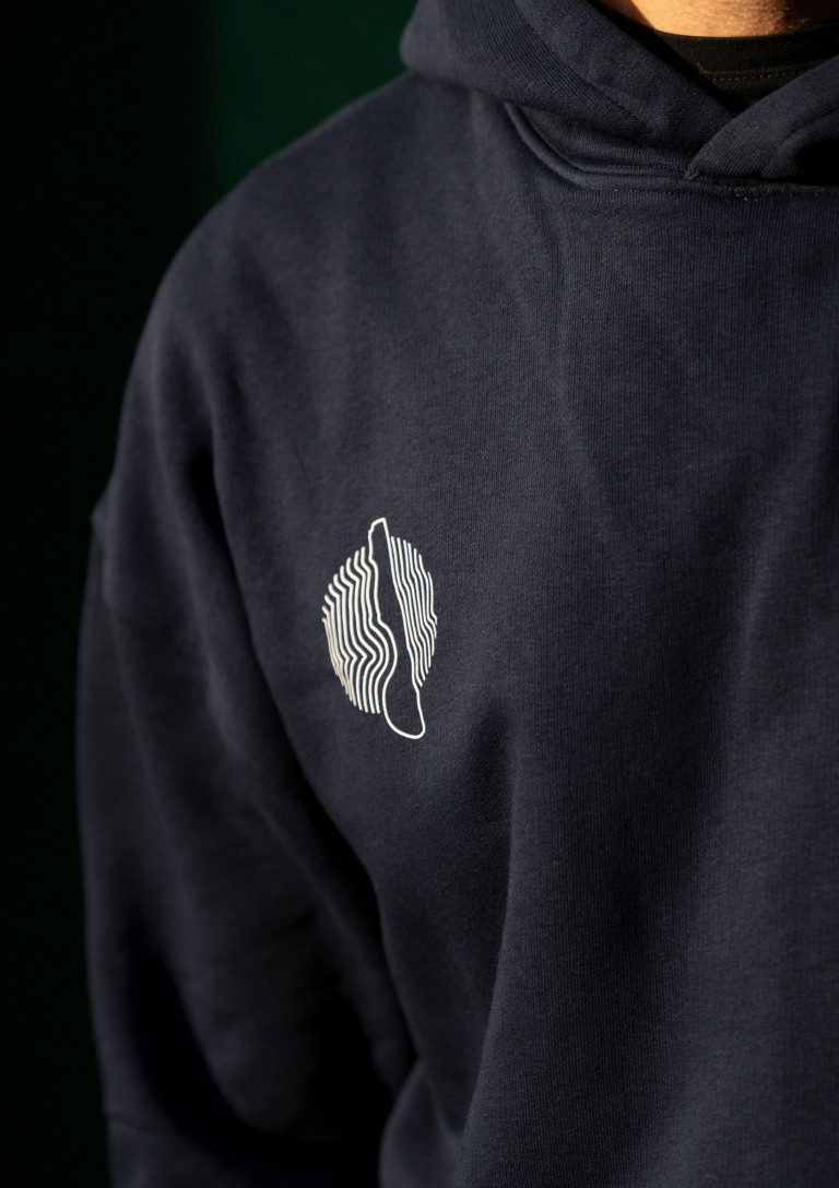 Schwarzes Sweatshirt mit modernem, ikonischem Linien-Logo auf der Brust