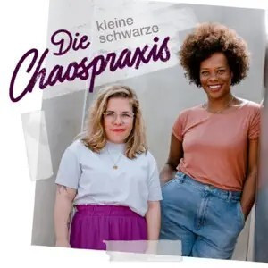 Die kleine schwarze Chaospraxis Podcast Logo mit zwei Frauen Logo des Podcasts Die kleine schwarze Chaospraxis mit zwei Frauen vor grauem Hintergrund