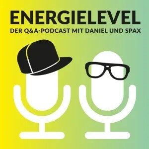 Energielevel Podcast Logo – Der Q&A-Podcast mit Daniel und Spax Energielevel Podcast Logo mit Daniel und Spax – Zwei Mikrofone, eines mit Kappe, eines mit Brille, auf gelb-grünem Hintergrund
