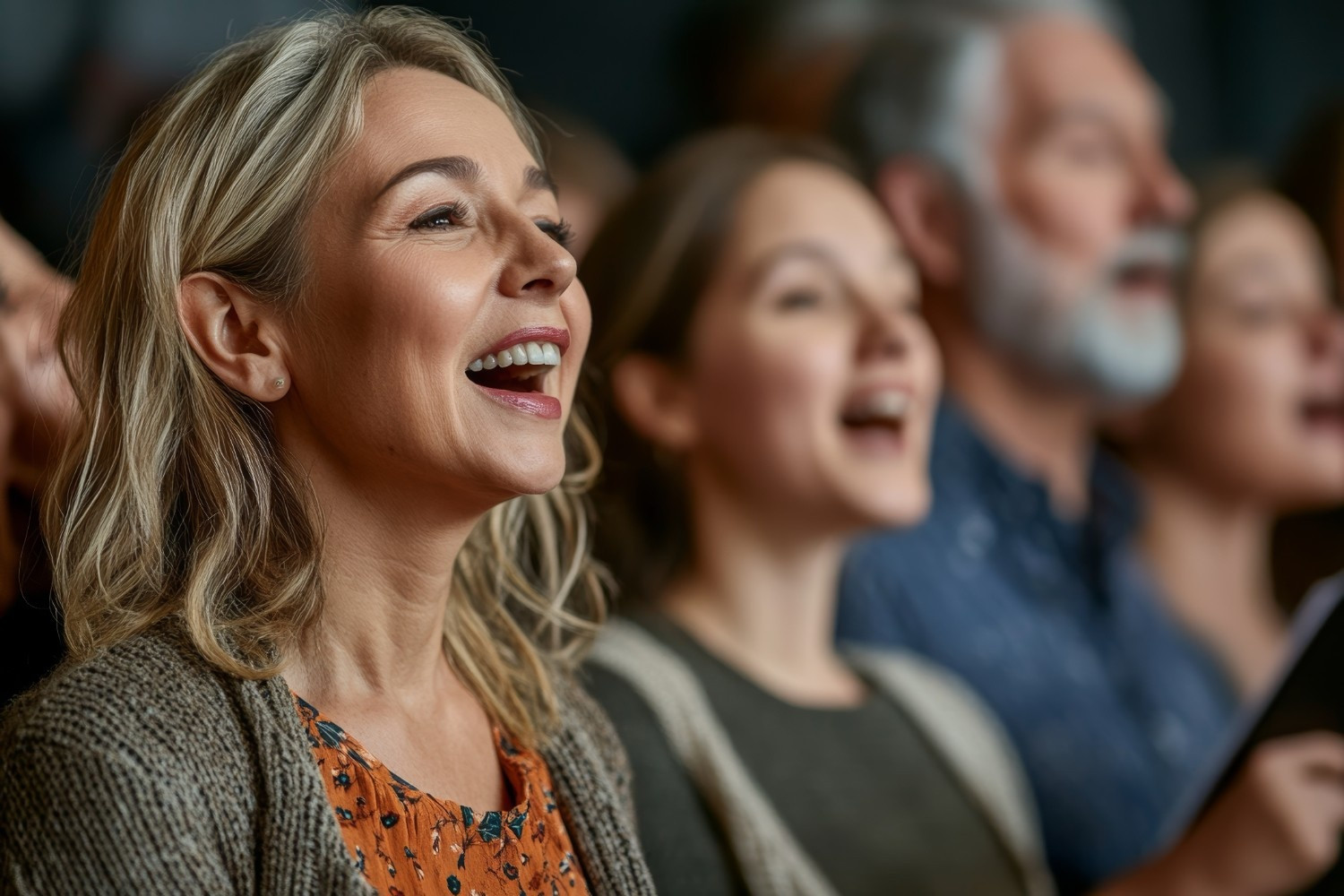 Publikum sitzt aufmerksam bei einer Veranstaltung, Detailaufnahme mehrerer Personen