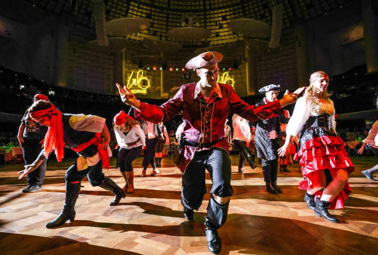 Tanzende Gruppe in Piratenkostümen beim Winter Ball 2018 auf dem Parkett