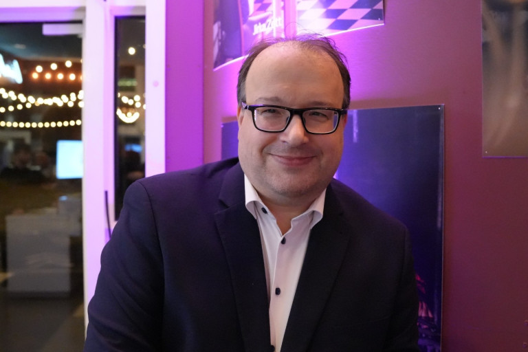 Mann im Anzug beim Niedersächsischen Medienpreis 2023