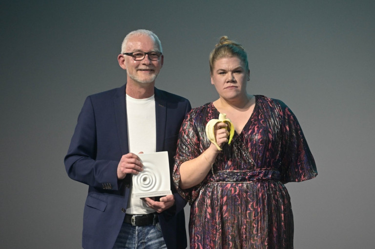 Henning Scheffen beim Niedersächsischen Medienpreis 2023 mit Auszeichnung auf der Bühne