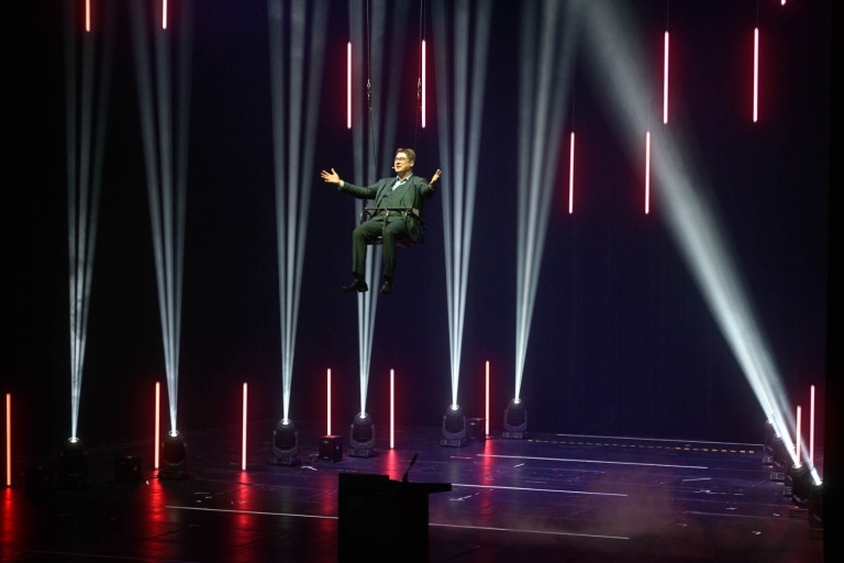 Henning Scheffen beim Niedersächsischen Medienpreis 2021 auf der Bühne mit Lichteffekten