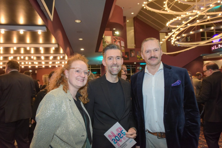 Henning Scheffen beim Niedersächsischen Medienpreis 2023 – Gruppenfoto im Veranstaltungsfoyer