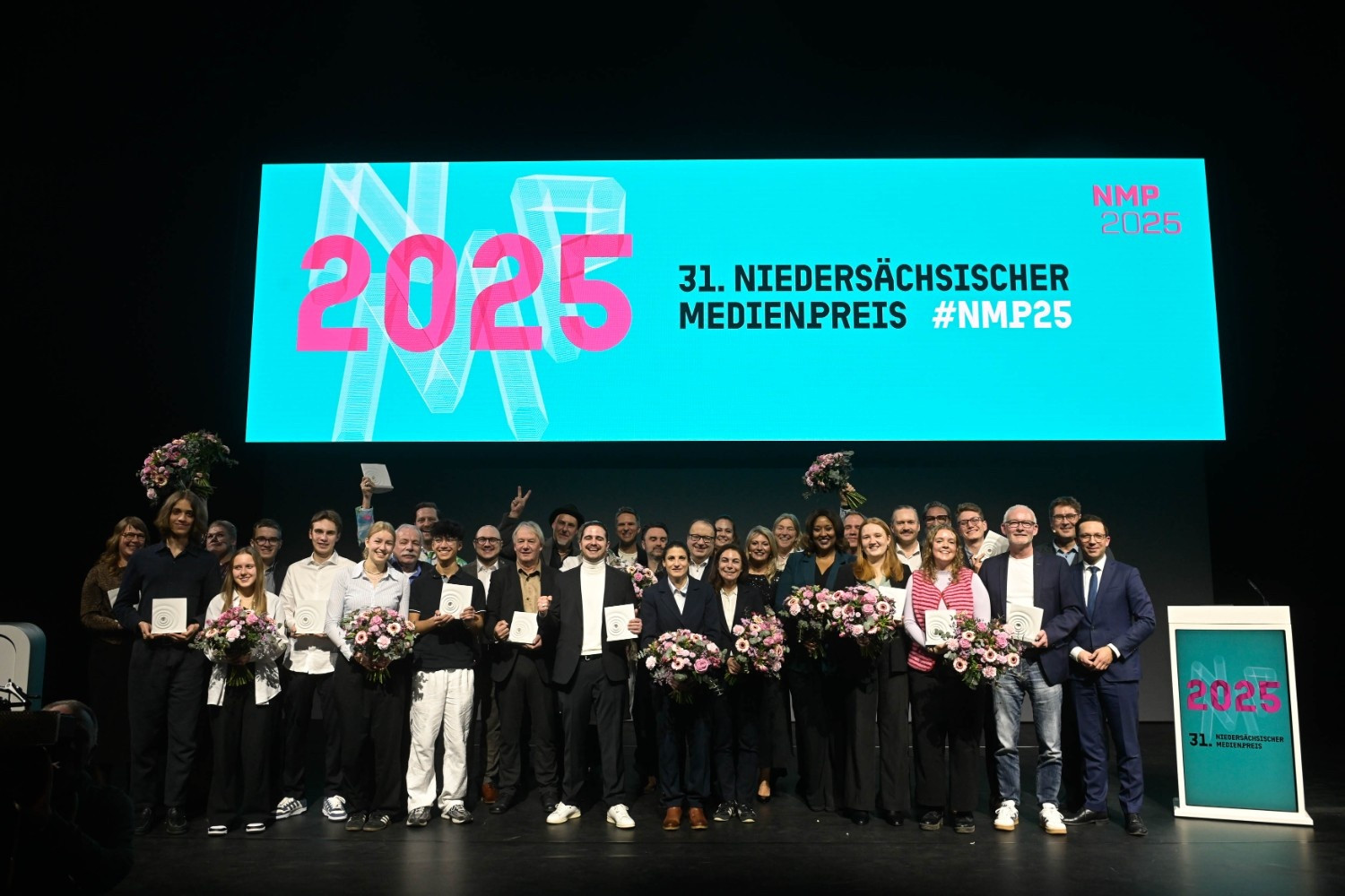 Henning Scheffen beim 31. Niedersächsischen Medienpreis 2025 auf der Bühne mit weiteren Preisträgern