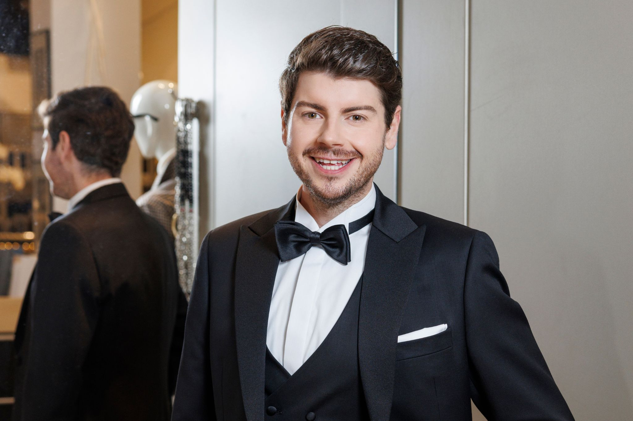 Rene Oliver im eleganten Smoking mit Fliege, Aufmacherbild