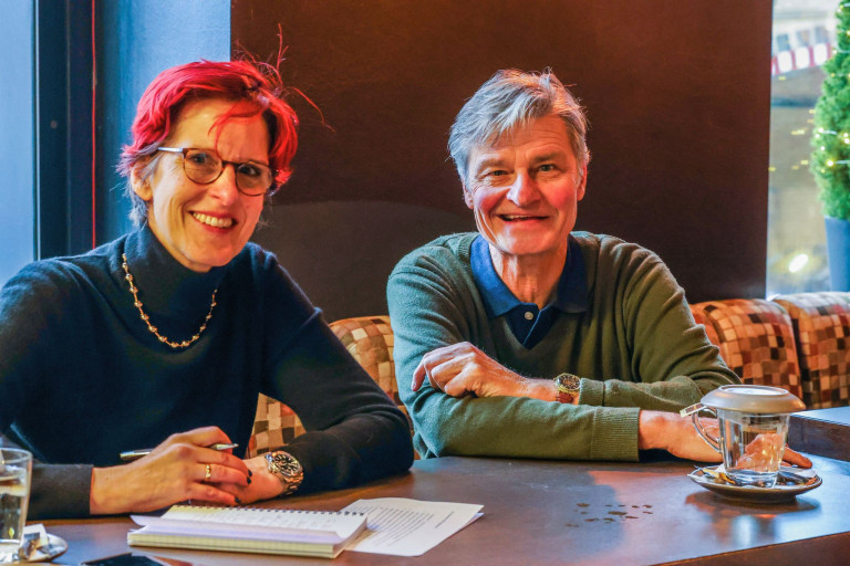 Zwei Personen bei einer Besprechung am Tisch im Prinz Heinrich Hotel