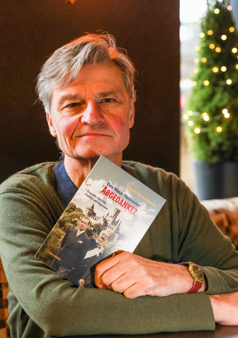 Prinz Heinrich hält das Buch 'Das Haus Hannover: Abgedankt?' in der Hand