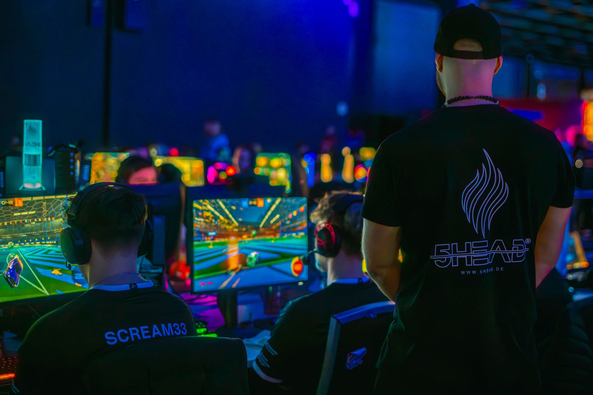 eSport-Turnier mit Spielern an Computern beim Gaming