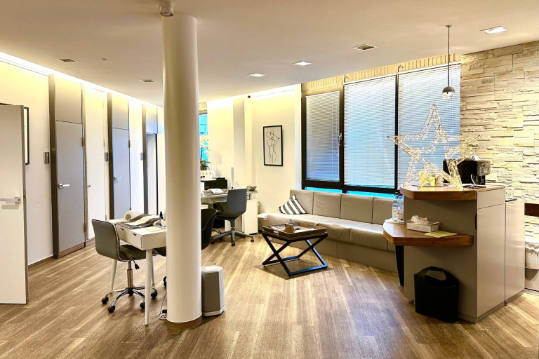 Moderner und heller Winterbeauty-Salon mit gemütlicher Sitzecke und Arbeitsplätzen