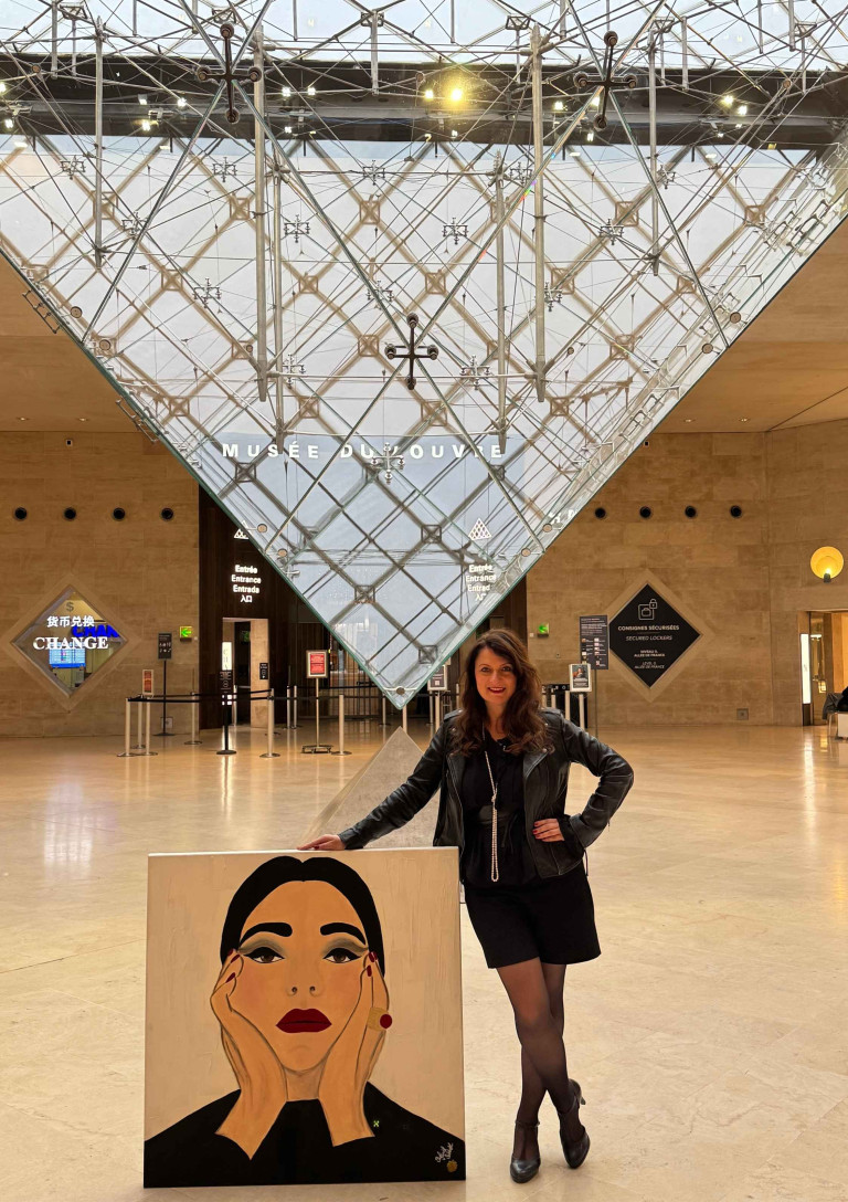 Sylvia Sobbek im Louvre Paris unter der Glaspyramide Sylvia Sobbek im Musée du Louvre unter der Glaspyramide in Paris