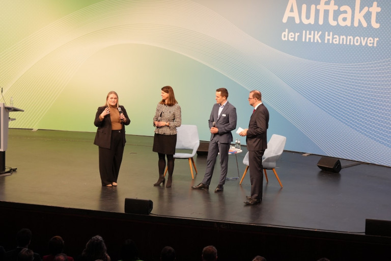 Podiumsdiskussion beim Auftakt der IHK Hannover 2026 mit mehreren Personen auf der Bhne