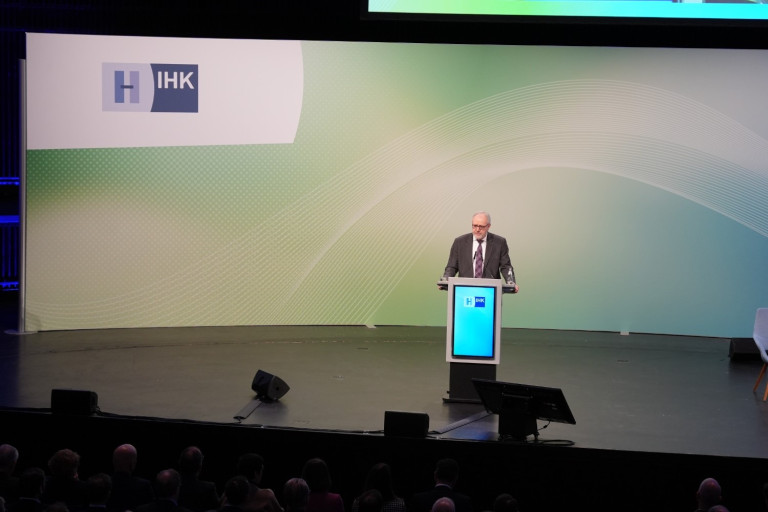 Redner beim IHK Hannover Auftakt 2026 auf der Bühne