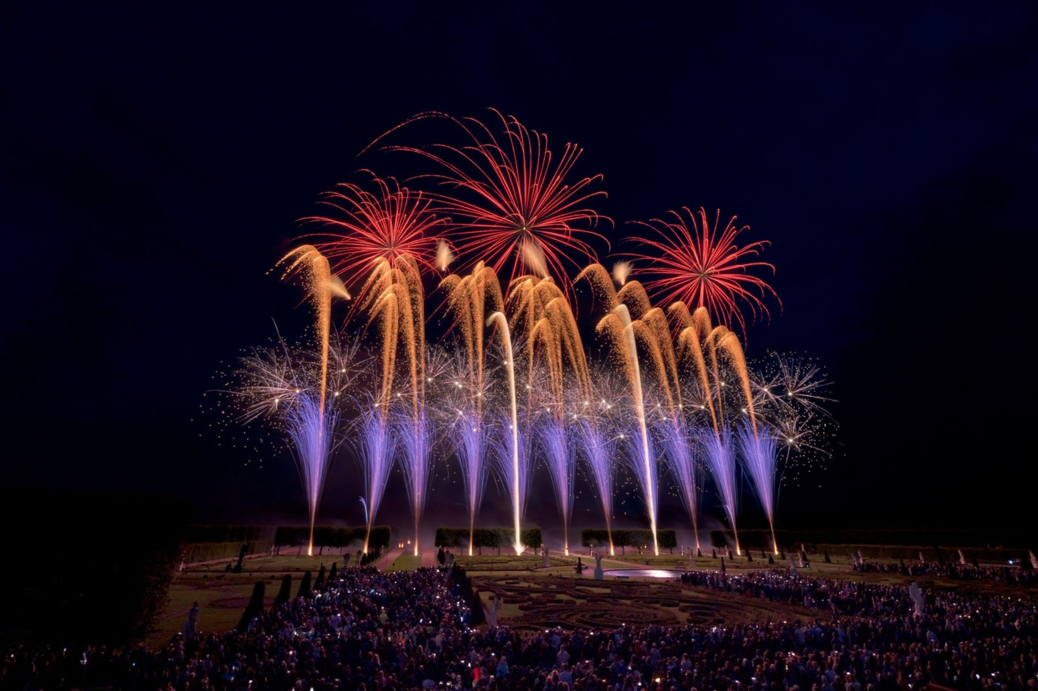 Feuerwerk bei Events 2026 mit großem Publikum unter Nachthimmel