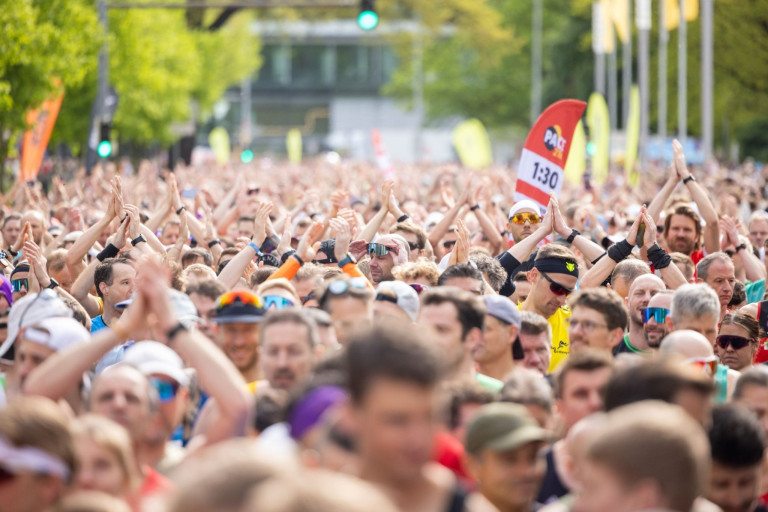Großes Sportevent 2026 mit jubelnder Menschenmenge bei einem Laufwettbewerb