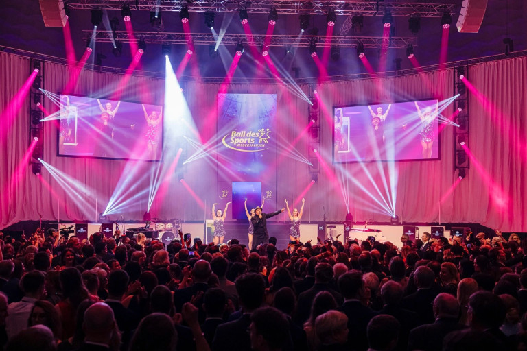 Ball des Sports Niedersachsen mit Bühnenprogramm und Publikum