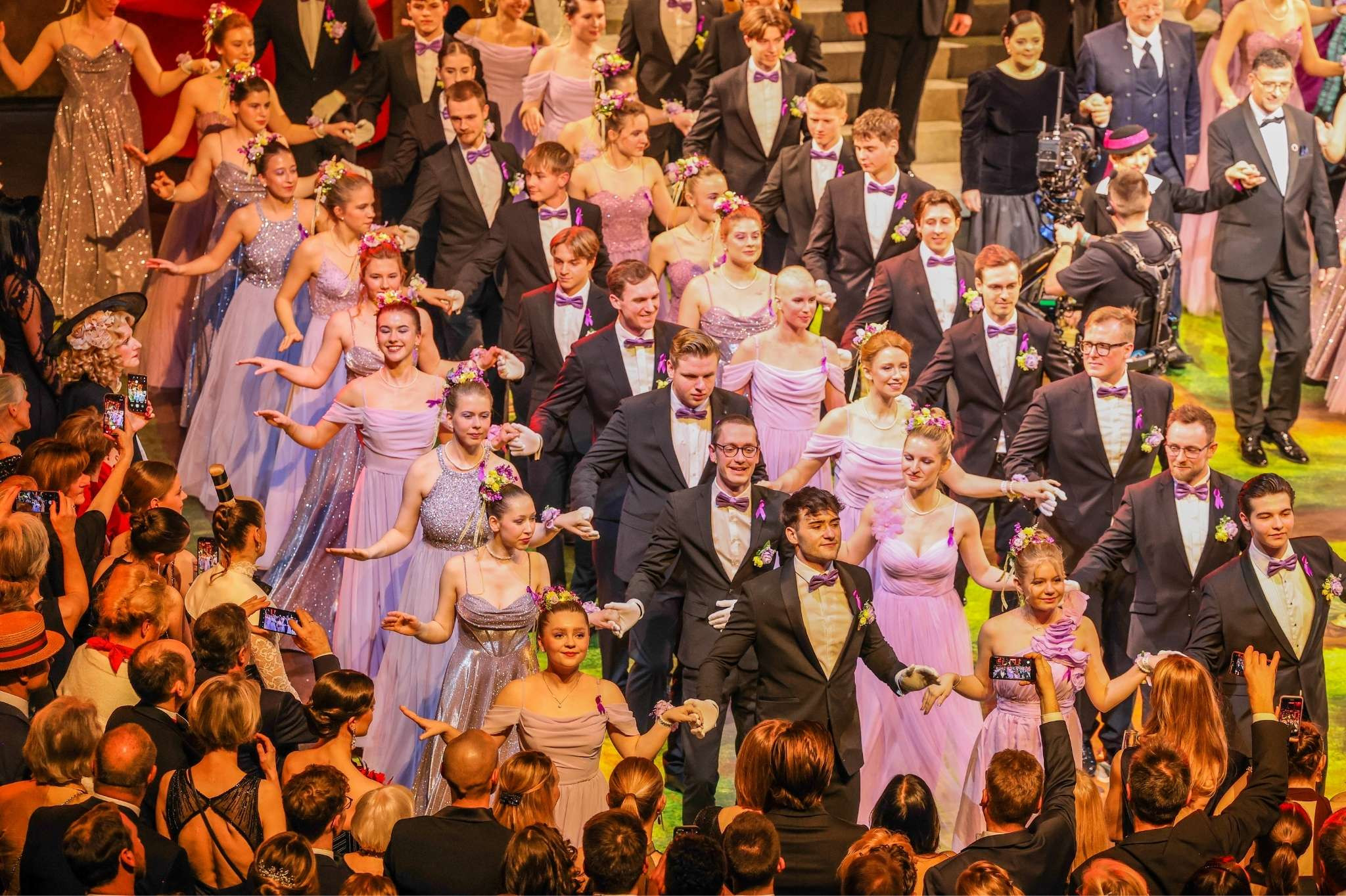 Debütanten beim Opernball in festlicher Abendgarderobe auf der Tanzfläche