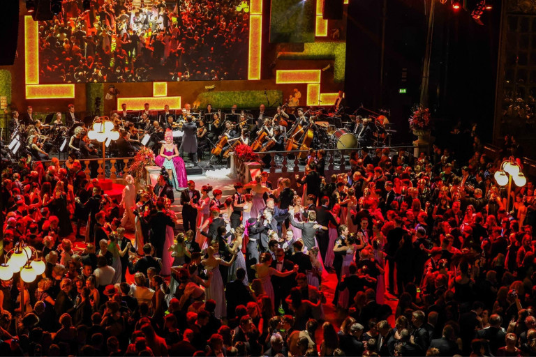 Opernball 2024 – Tanzende Paare und festliche Atmosphäre mit Orchester Festlicher Opernball mit tanzenden Paaren und Orchester auf der Bühne
