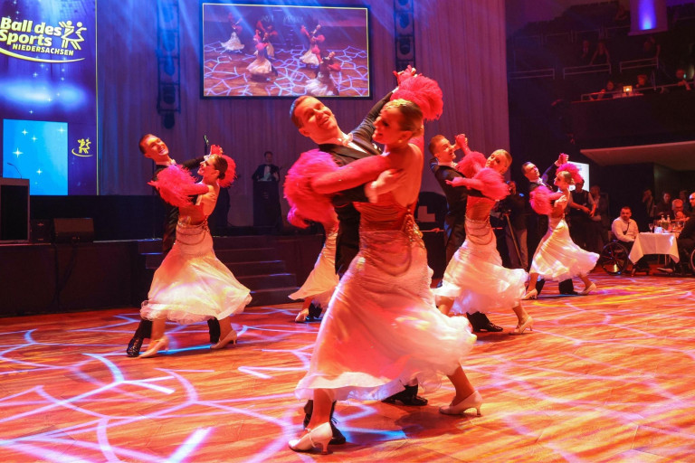 Tanzpaare bei einer festlichen Aufführung auf dem Ball des Sports