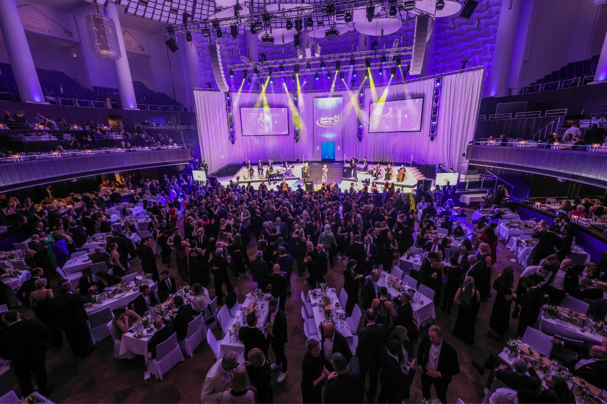 Ball des Sports 2020 Galaabend mit festlich gekleideten Gästen und Bühnenprogramm