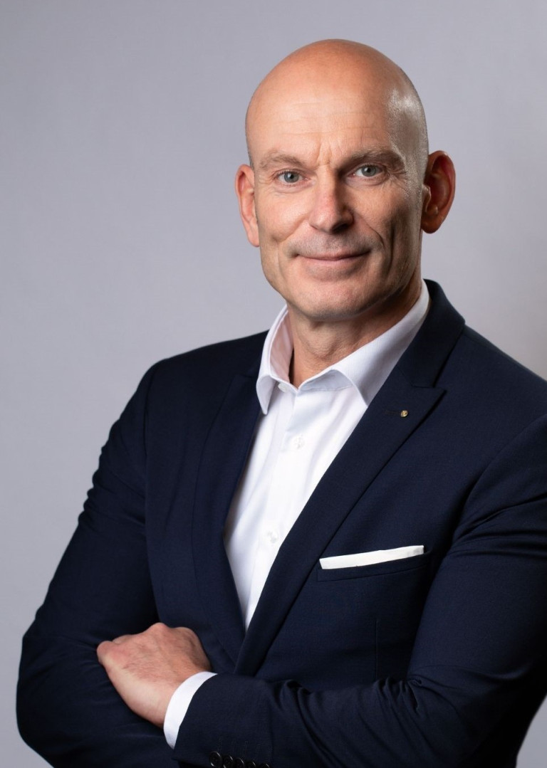 Business-Porträt eines Mannes im Anzug für Artikel über Lieblingsreiseziele