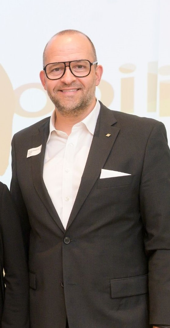 Businessmann im Anzug bei einer Veranstaltung zum Thema Lieblingsreiseziele