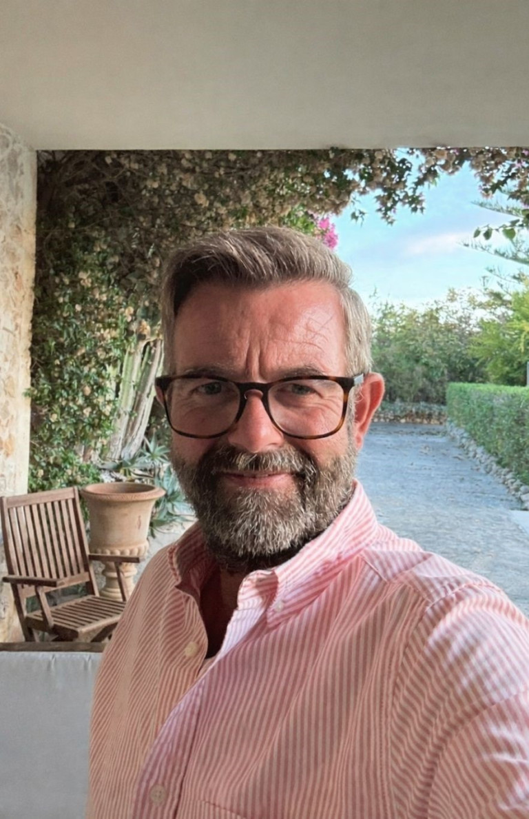 Urlaub auf einer sonnigen Terrasse mit mediterranem Flair, beliebtes Reiseziel