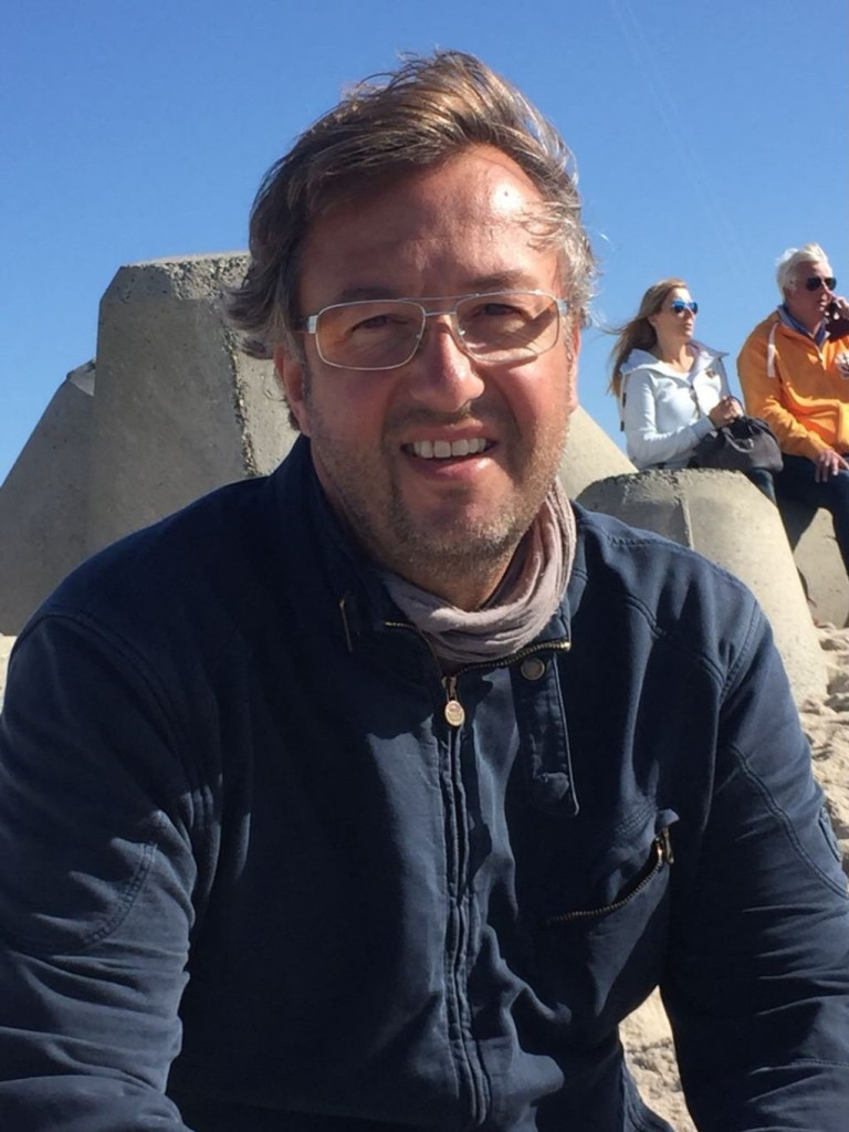 Person am Strand bei sonnigem Wetter, beliebtes Reiseziel