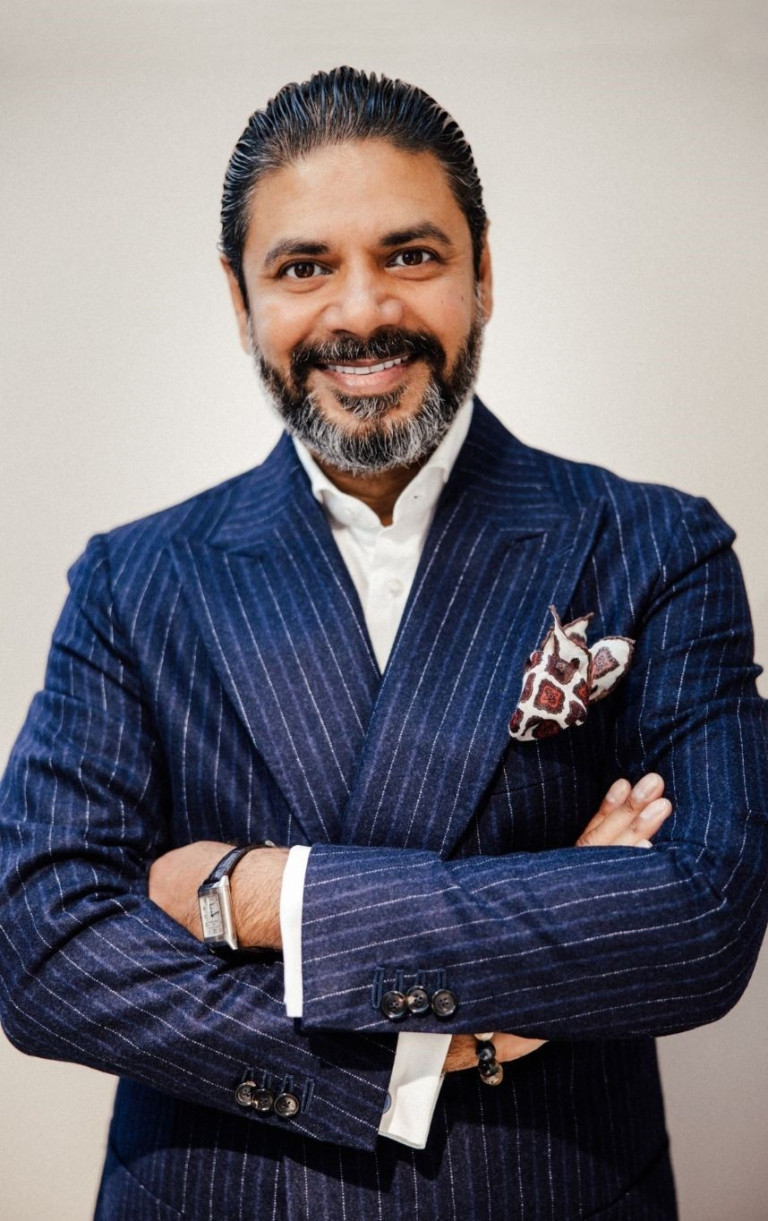 Mann im eleganten Nadelstreifenanzug mit Einstecktuch, Artikel Lieblingsreiseziele