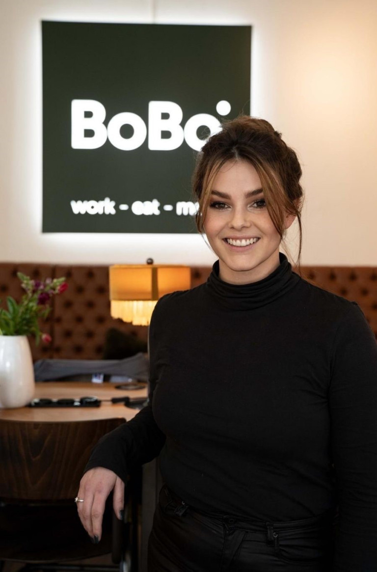 Person im BoBo Restaurant, modernes Café-Interieur mit gemütlicher Atmosphäre