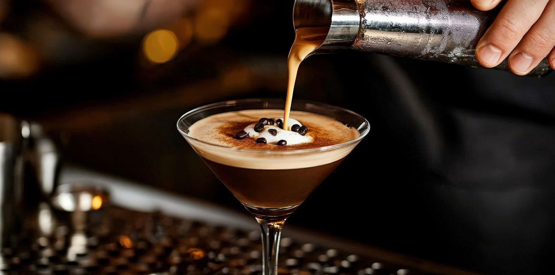 Espresso Martini Cocktail beim Ball des Sports 2017 wird frisch in ein Glas gegossen