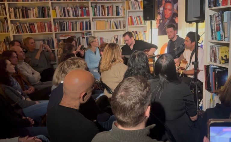 Lesung und Musikveranstaltung in Buchhandlung – artikel redfridge Lesung und Musikveranstaltung in einer Buchhandlung mit Publikum, artikel redfridge