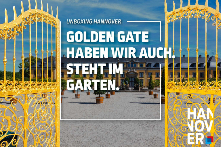 Unboxing Hannover: Goldenes Tor im Garten des Schlosses Herrenhausen in Hannover