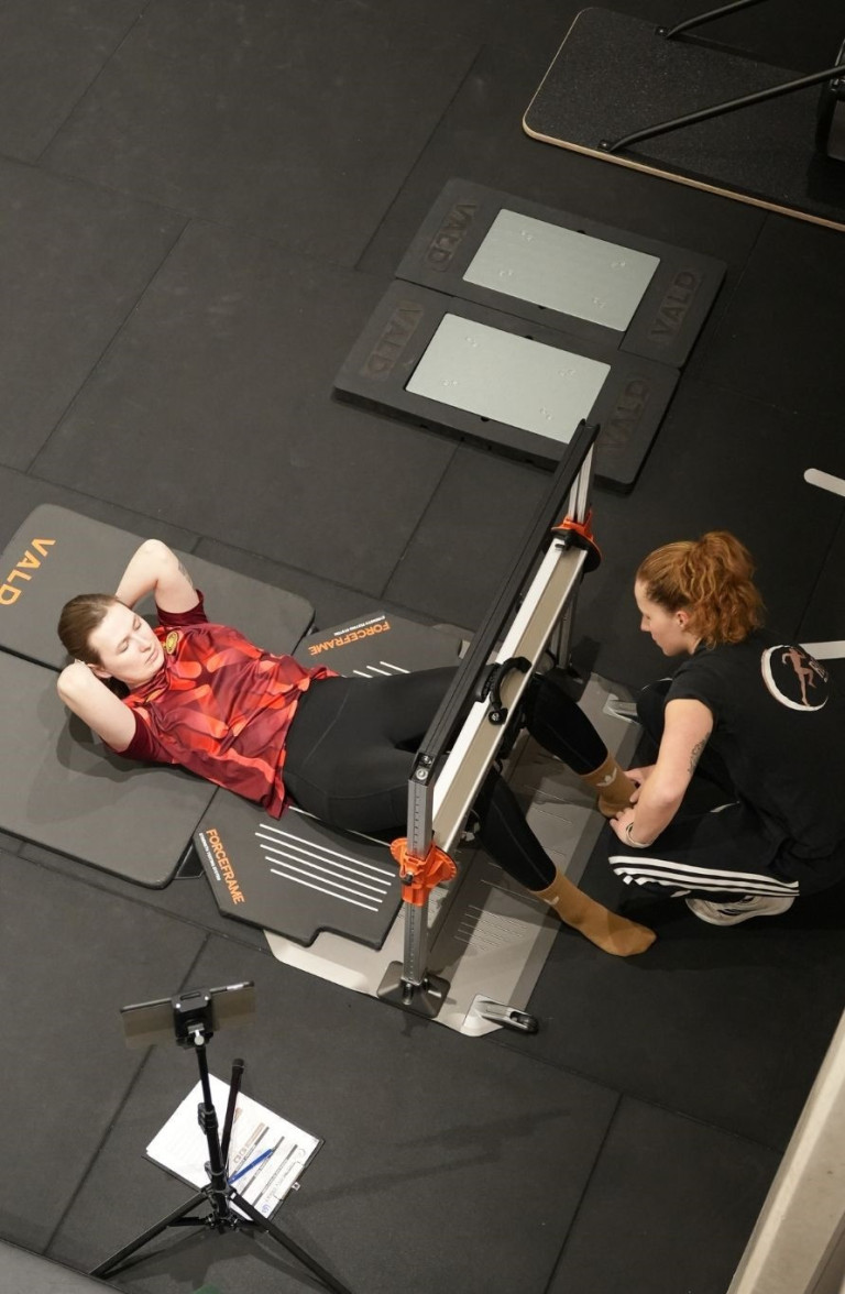 Laufteam beim Athletiktraining mit moderner Messtechnik und Trainingsmatte Mitglieder eines Laufteams beim Athletiktraining mit moderner Messtechnik auf einer Trainingsmatte