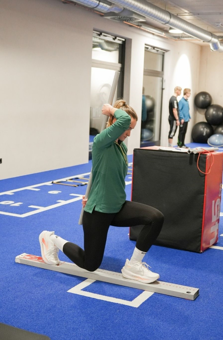 Laufteam beim Aufwärmtraining in der Sporthalle – artikel-laufteam-4.jpg Mitglied des Laufteams beim Aufwärmtraining in der Sporthalle
