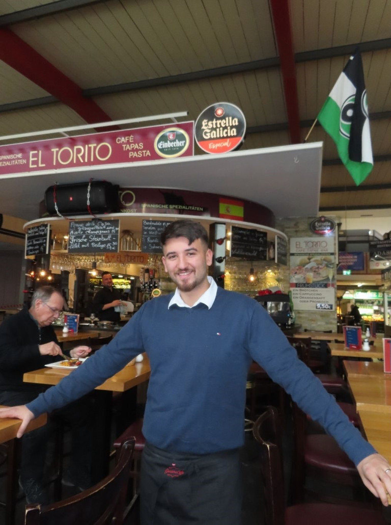 Markthalle mit spanischem Restaurant El Torito und Gästen Innenansicht der Markthalle mit dem spanischen Restaurant El Torito und Gästen an den Tischen