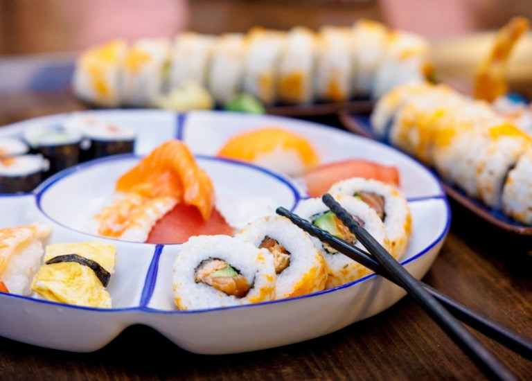 Frisches Sushi in der Markthalle – verschiedene Sushi-Sorten auf einem Teller Sushi-Platte in der Markthalle, verschiedene Sushi-Sorten auf einem Teller