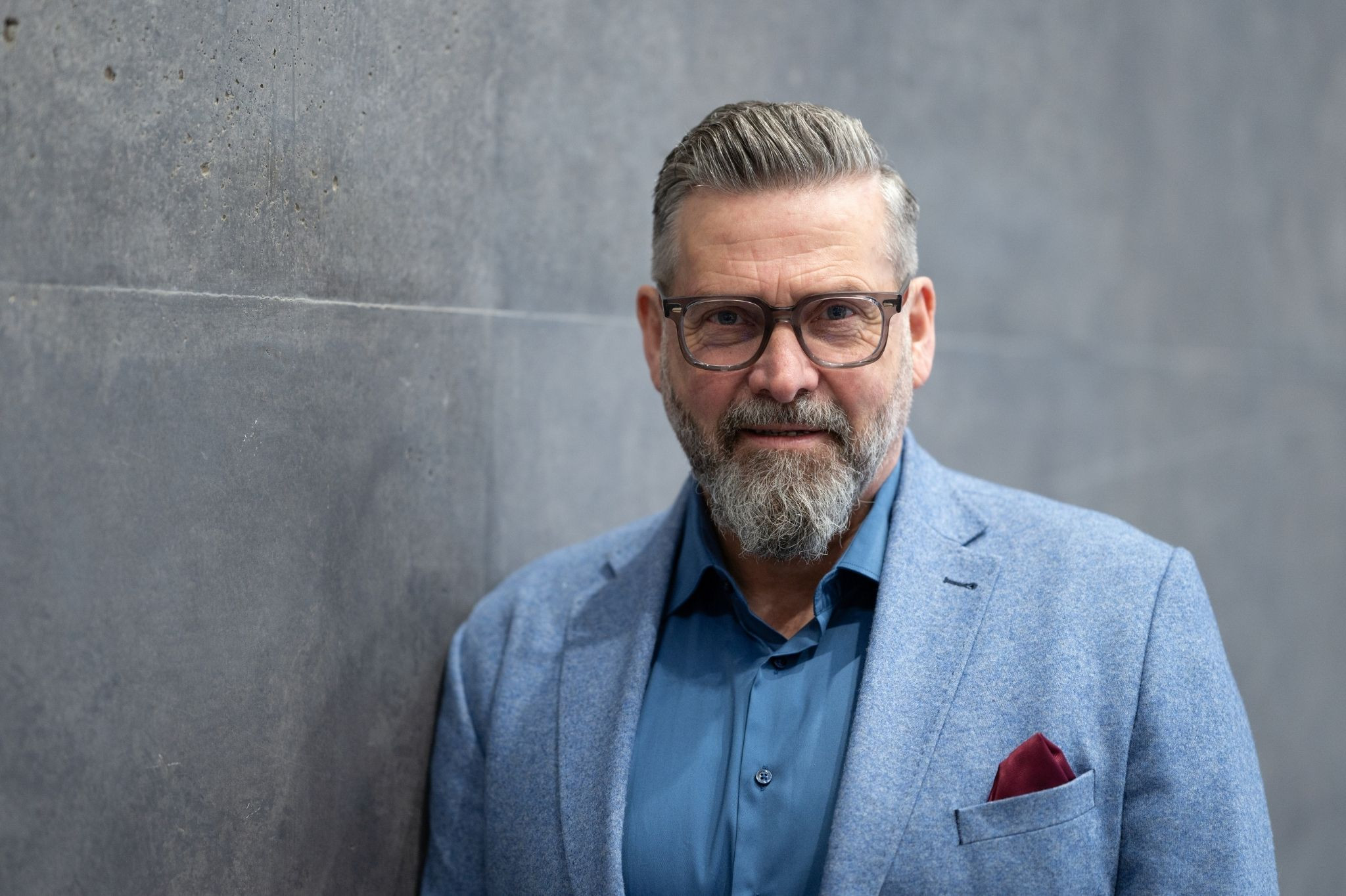 Business-Person im modernen Anzug vor Betonwand – Artikel Digitales Hannover