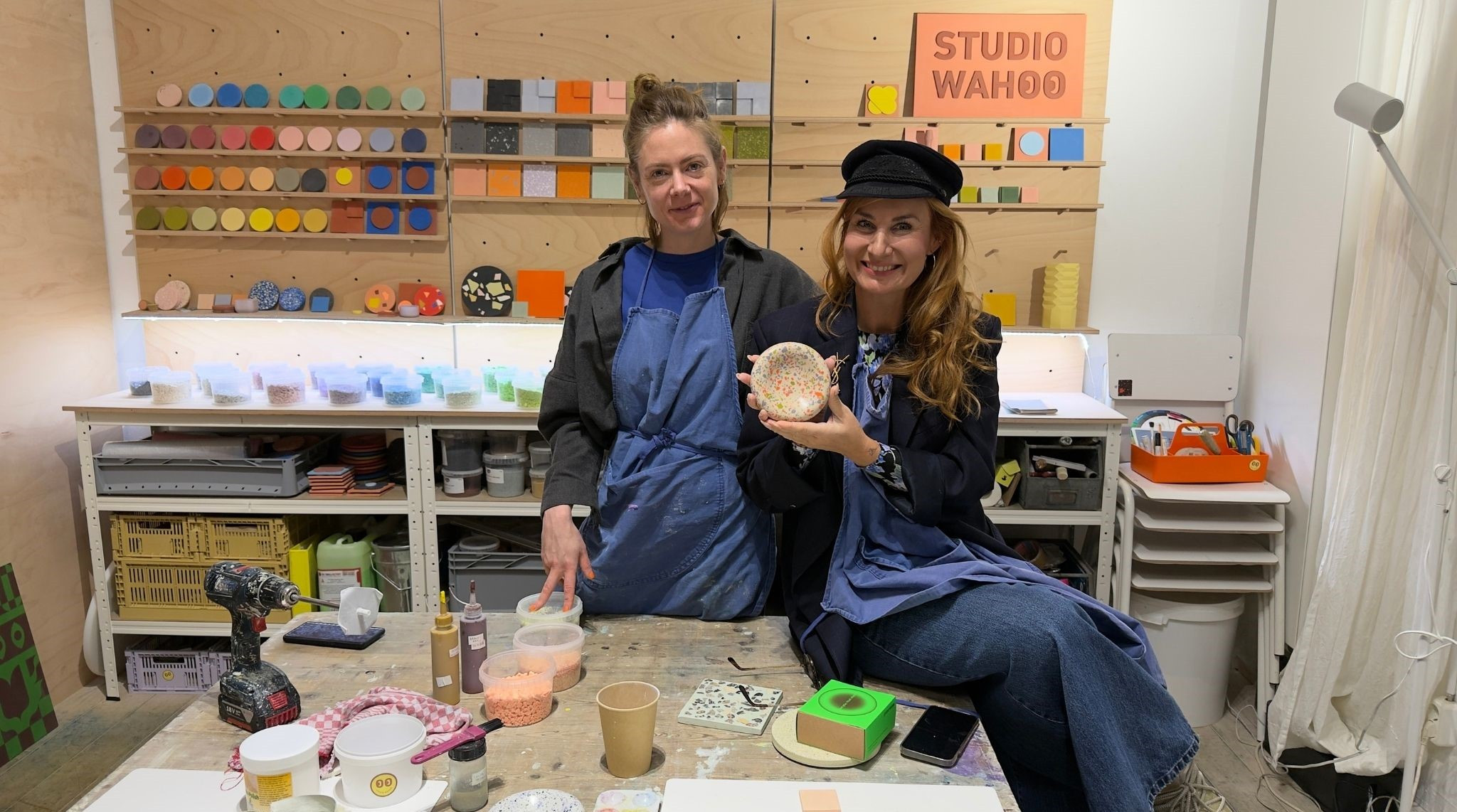 Zwei Personen beim Töpfern im Studio Wahoo, mit selbstgemachter Keramikschale und Materialien auf dem Tisch