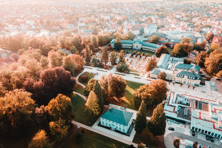 Luftbild von der Landesgartenschau: Parkanlagen und Gebäude aus der Vogelperspektive Luftaufnahme eines Geländes der Landesgartenschau mit Parkanlagen und Gebäuden