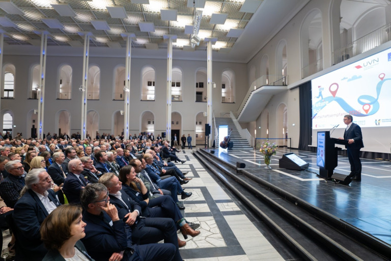 Wirtschaftsempfang 2026 – Impression aus dem Veranstaltungsraum mit Publikum Publikum beim Wirtschaftsempfang 2026 in einer modernen Veranstaltungshalle