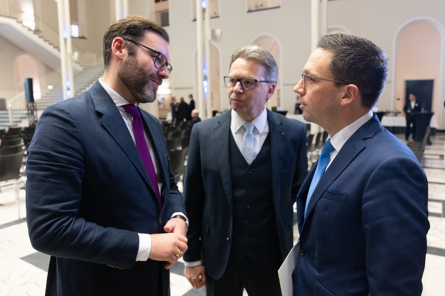 Austausch von Geschäftsleuten beim Wirtschaftsempfang 2026 in einer Veranstaltungshalle